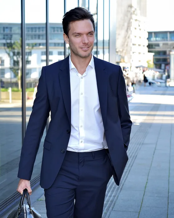 Personal Branding Portrait einesUnternehmers vor moderner Architektur in Düsseldorf im Medienhafen